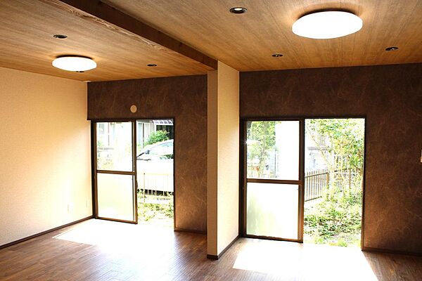 東南向き、大きな窓で明るい室内
