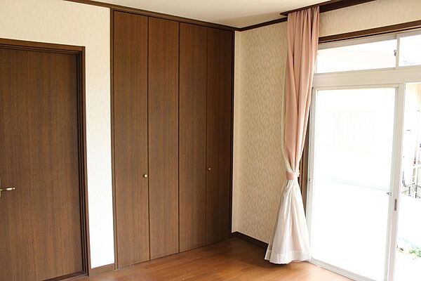 陽当たりの良い物入付の洋室
