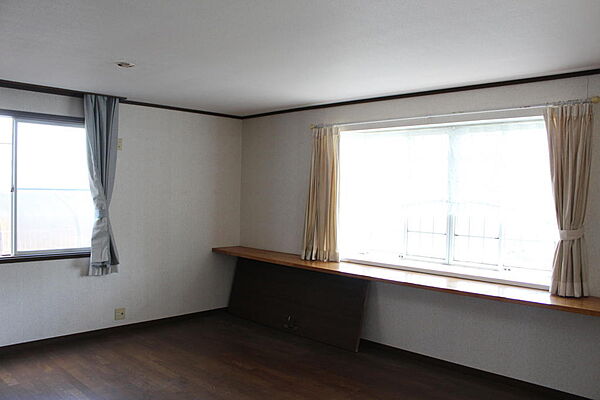 角部屋の陽当たりの良い洋室