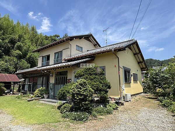 南東側から玄関右手のＬＤＫと水廻り部分は外装もリフォーム済み