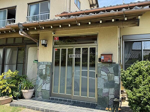 掻き落としと鉄平石の外壁がすてきですね。玄関引戸もリフォーム済
