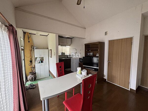 屋根型に吹き抜けていて広く感じますね