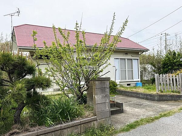 南西側からの外観