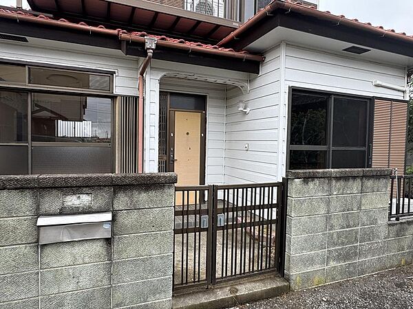 門から玄関へのアプローチ。