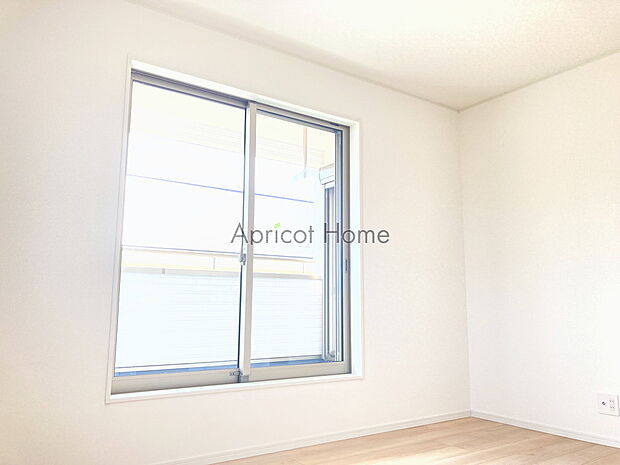 大きな窓で彩られた空間は、心地よい風と明るいお部屋を演出させてくれます。