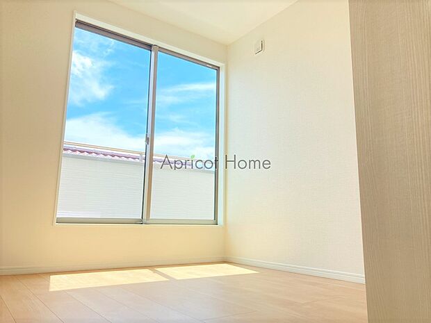大きな窓で彩られた空間は、心地よい風と明るいお部屋を演出させてくれます。