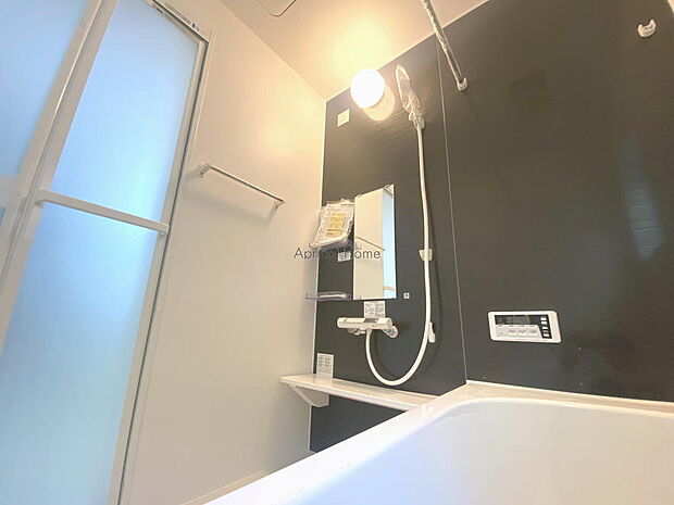 浴室暖房乾燥機付きの一坪タイプのシステムバス。足を伸ばして半身浴も可能です。