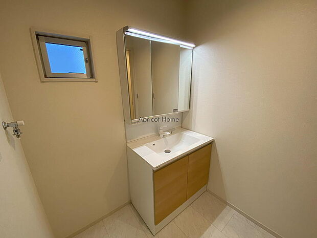 小窓が設置され、湿気がこもりやすい室内の換気・採光に配慮されています。