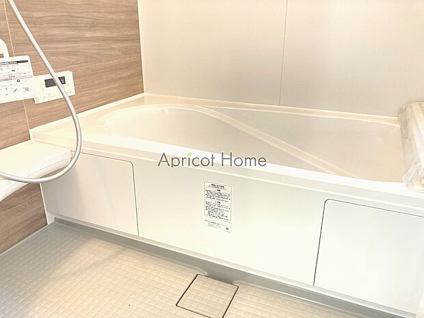保温に特化したシステムバスはお風呂のお湯が冷めにくいだけでなく、床にもこだわります。冬でもヒヤッとせずに快適です。