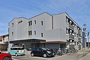 金沢駅よりバス28分 徒歩9分 築18年6ヶ月 3階建の賃貸物件