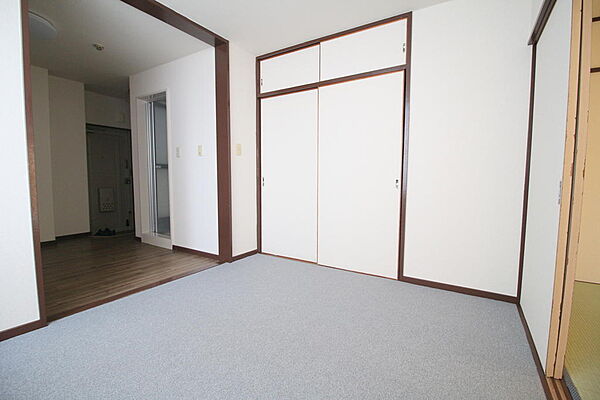 洋室５帖　カーペット床のお部屋です