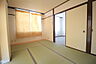 室内：和室６帖　２面採光のお部屋です