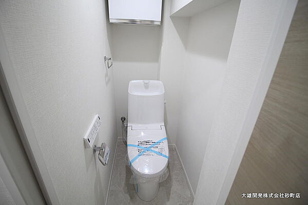 白を基調に清潔感のあるウォシュレットトイレです　2026年4月20日撮影