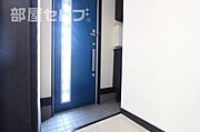 おしゃれな青い扉の玄関です。