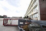 師勝西小学校 692m