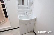 洗面台にも収納があります
