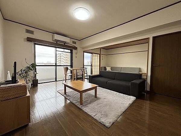 窓から朝陽など陽光が差し込み明るいです。