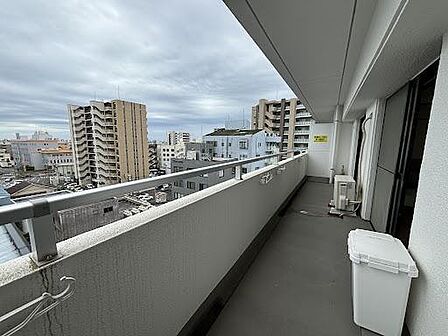 幅広いバルコニーで、お洗濯ものも十分に干せます。