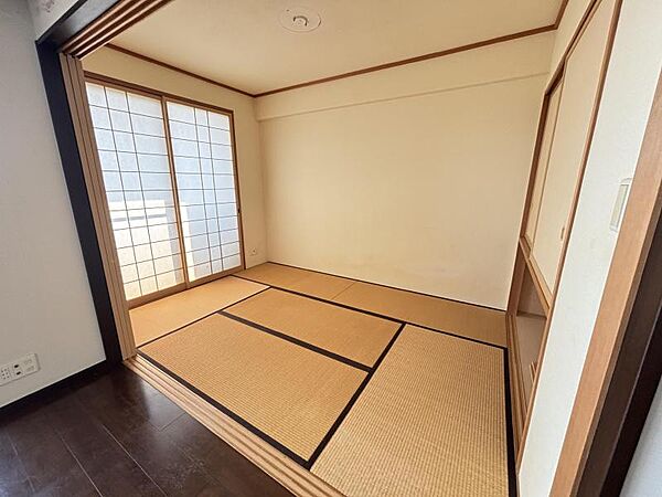 約6帖の和室です。押し入れが2段に分かれています。