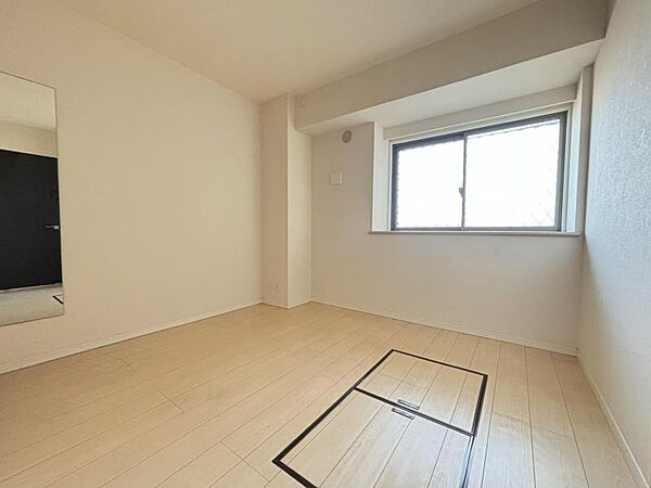 約5.9帖の洋室は寝室として使用できる広さです。