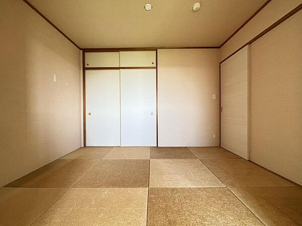 2方向から出入りができる和室です。
