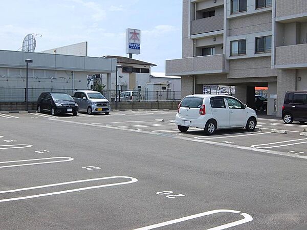 駐車場は平置きです。