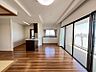 その他：角部屋で開放感のあるリビングです。
