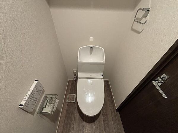 上部に収納があるトイレ。