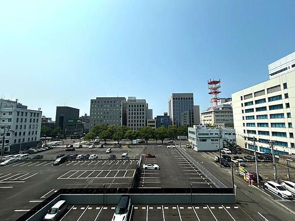 周辺にはスーパーやコンビニ、商業施設などが充実。