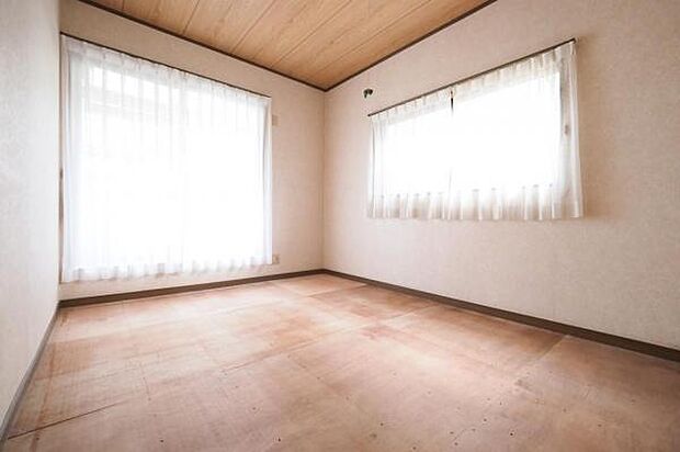 ■和室-2／6帖／2階の和室空間は、バルコニー開口部付き。2面採光で明るい室内です。（※畳敷設前）
