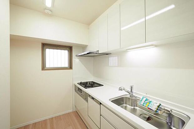 ■キッチン■　上部に吊戸棚を設置し、収納スペースに困らないキッチンを造作