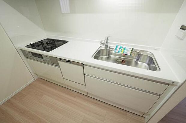■キッチン■　食洗器や三口コンロ・浄水器一体型水栓など、使いやすい設備にこだわったシステムキッチンです