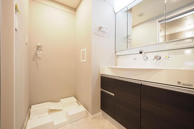 ■洗面室■　ランドリースペースと一緒になった標準的な洗面空間