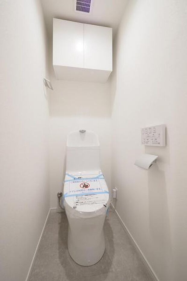 ■トイレ■　ウォシュレット付き温水洗浄便座が設置され、収納用吊戸棚も造作されております