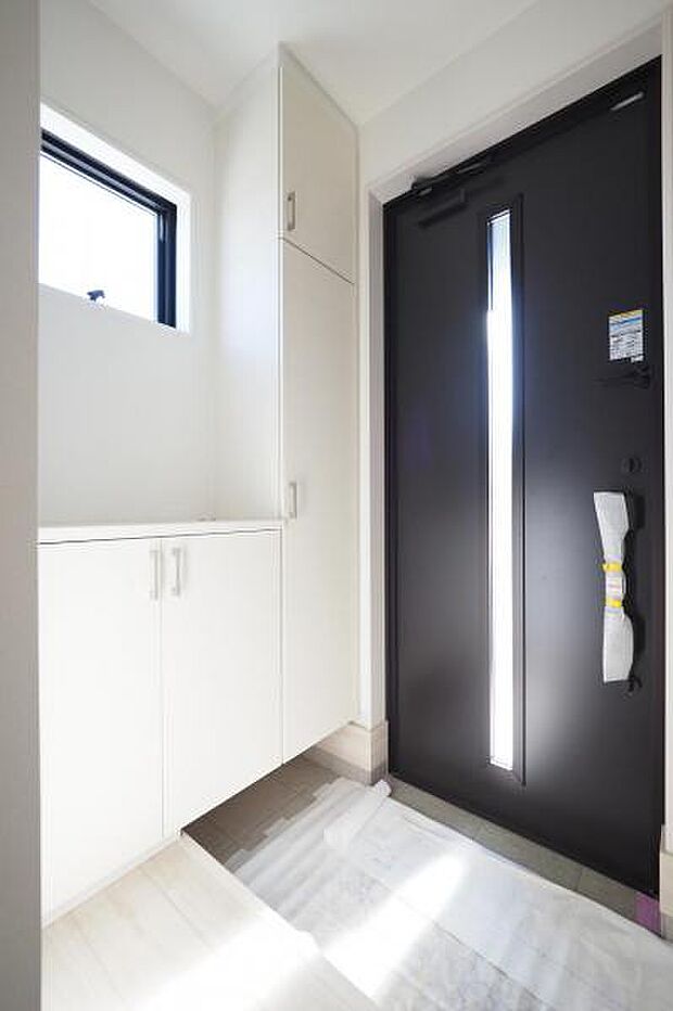 【　玄関　】 モダンデザインに調和する白のシューズボックス付き