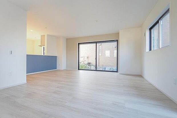 【　LDK　／　21帖　】 ホワイトの美しさが光る、気持ちの良いリビングスペース