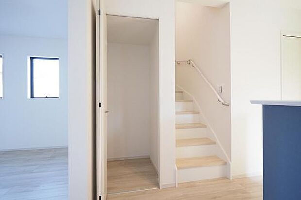 【　LDK　／　21帖　】 家族団らんの空間をスッキリ片付ける、便利なリビング収納付き