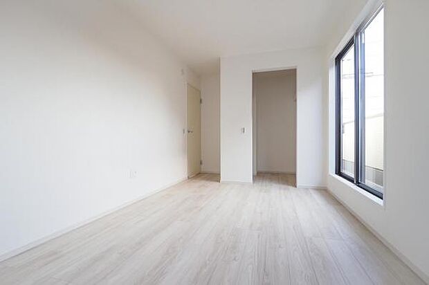 【　居室　／　7.2帖　】 主寝室にふさわしい広いお部屋。大容量のWICも備わります