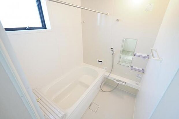 【　浴室　】 清廉なホワイトで統一されたリラクゼーションバスルーム