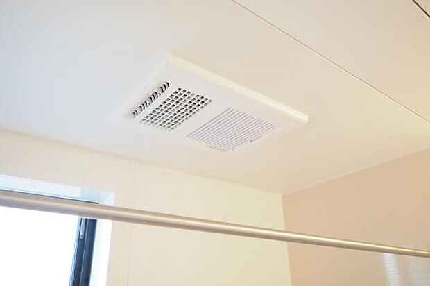 【　浴室換気乾燥暖房機　】 夜間や雨天時などにも洗濯物が乾かせる便利な浴室空調付き