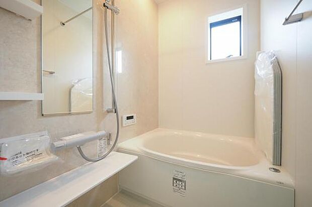 【　浴室　】 白を基調とした清潔感のあるリラクゼーションバスルーム