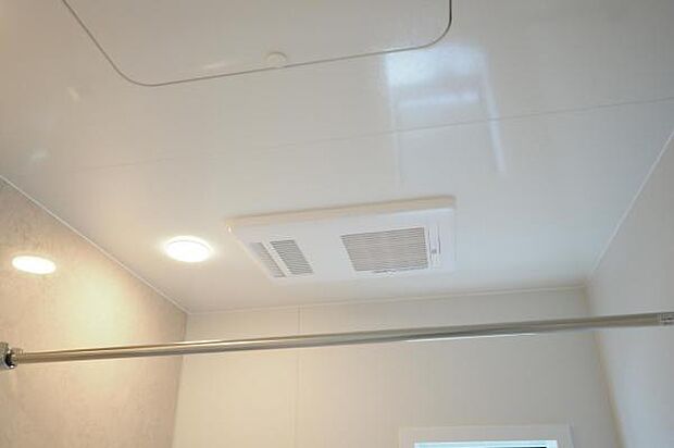 【　浴室換気乾燥暖房機　】 夜間や雨天でも洗濯物が干せる、便利な浴室空調付き