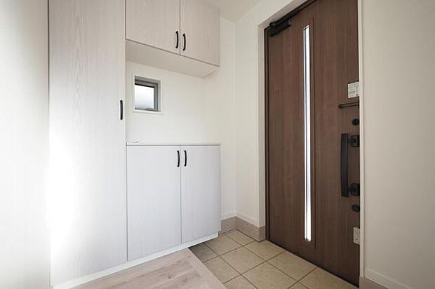 【　玄関　】 コの字型シューズボックスと土間収納を備えた、収納力のある玄関ホール 