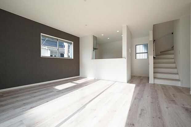 【　LDK　／　17帖　】 リビング階段を配した、ゆとりの生活空間です