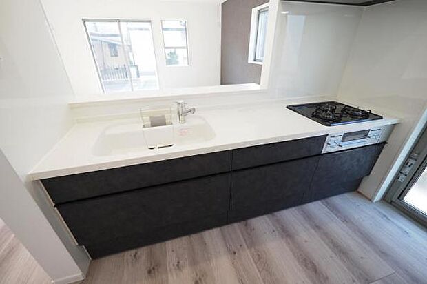 【　キッチン　】 機能美を実現する人造大理石ワークトップを採用した、モダンテイストのシステムキッチン 