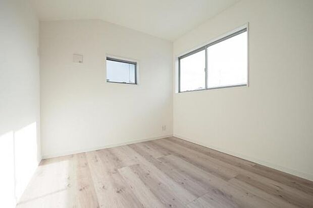 【　居室　／　5帖　】 二面採光で通風良好なお部屋。クローゼット収納もございます