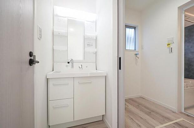 【　洗面室　】 独立した洗面スペースを設けることで、快適な家事動 線を実現