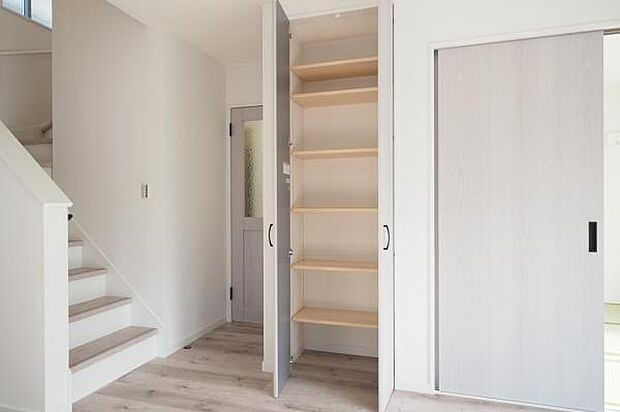 【　リビング収納　】 充実の収納量により、日用品や掃除用具なども収納可能です