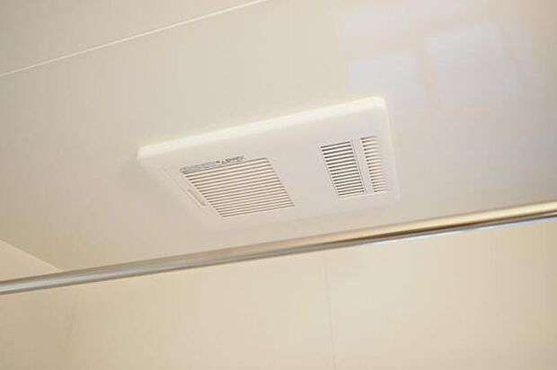 【　浴室換気乾燥暖房機　】 夜間や雨天時などにも洗濯物が乾かせる便利な浴室空調付き