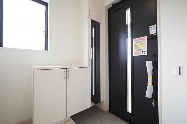 玄関｜玄関窓があり明るい印象の玄関です
